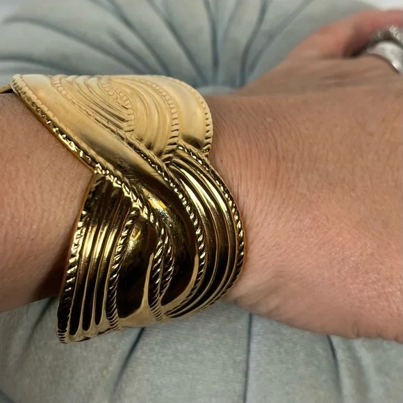 Vintage Avon Goldplated "Moroccan Weave" Extra Wide Gold Cuff Bracelet - Picture 9 of 10